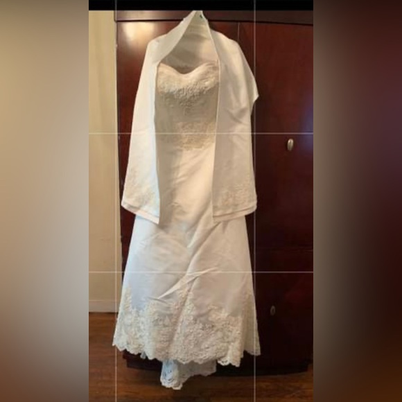 Wedding gown size 12 fit like an size 8 - Picture 1 of 5
